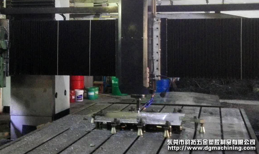大型數(shù)控龍門銑機械加工操作人員需注意什么？